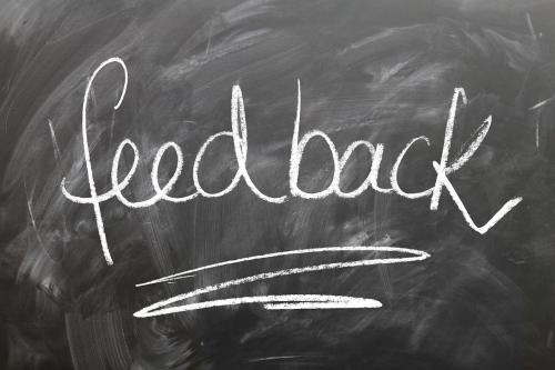 Krijtbord met het woord feedback